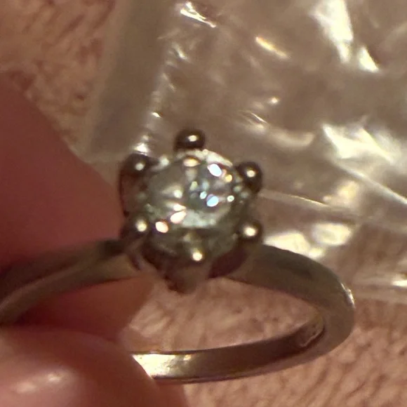 Stunning solitaire looks like white gold and real diamond but not checked - Picture 8 of 8